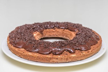Beyaz yemek çikolata ile lezzetli tek çörek. İzole arka plan. Kişinev, Moldova