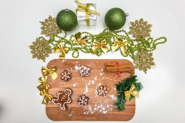 Hausgemachte Lebkuchen Auf Holzplatte Mit Weihnachtsschmuck Isolierter Hintergrund Blick Von — Stockfoto