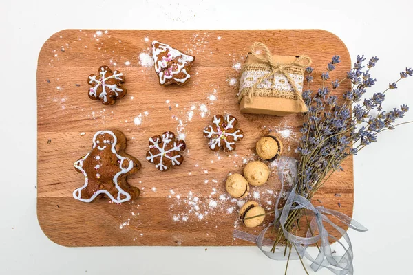 Galletas Jengibre Caseras Bandeja Madera Con Adornos Navidad Fondo Aislado — Foto de Stock