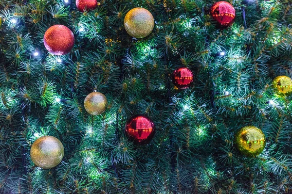 Weihnachtsbaum Mit Christbaumkugeln Und Leuchtenden Lichtern Nahaufnahme Chisinau Moldawien — Stockfoto