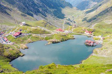 Balea gölden üstten görünüm. Trafik sıkışıklığını ve park etmiş arabaların. Fagaras dağlar, Romanya