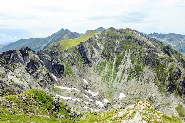 Yaz Sezonu Fagaras Dağlarda Kar Vadisi Bulutlu Gökyüzü Arka Plan — Stok fotoğraf