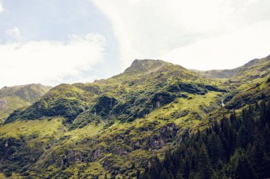 Güneşli bir günde Fagaras dağlar. Alttan görüntüleyin. Mavi gökyüzü bulutlu arka plan üzerinde