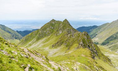 Bulutlu bir günde Fagaras dağlarda. Gökyüzü arka plan üzerinde. Romanya güzellikleri