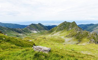 Bulutlu bir günde Fagaras dağlarda. Gökyüzü arka plan üzerinde. Romanya güzellikleri