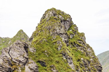 Cliff Fagaras dağlarda. Bulutlu gökyüzü arka plan üzerinde. Romanya güzellikleri