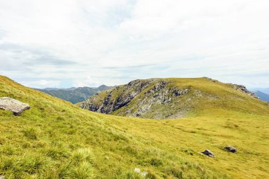 Bulutlu bir günde Paltinului eyer. Yeşil çim ve parlak gökyüzü. Fagaras dağlar, Romanya