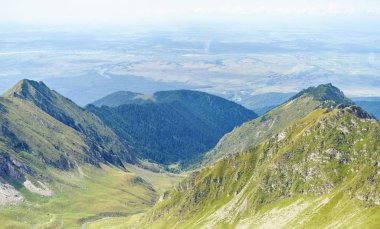 Üstten görünüm dağlardan Fagaras. Mavi gökyüzü ile bulutların üstünde backgorund. Paltinu eyer, Romanya