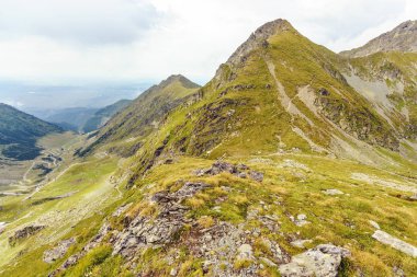 Fagaras Dağları Balea Gölü yakınında. Bulutlu gökyüzü arka plan üzerinde. Romanya güzellikleri