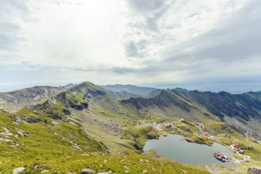 Balea Gölü ve Fagaras Dağları, Romanya toplayan. Bulutlu gökyüzü. Geniş çekim