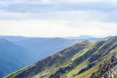 Üstten görünüm dağlardan Fagaras. Mavi gökyüzü ile bulutların üstünde backgorund. Paltinu eyer, Romanya