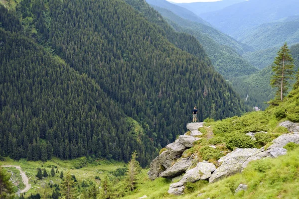 Homem Penhasco Montanha Explorando Belezas Locais Transfagarasan Roménia — Fotografia de Stock