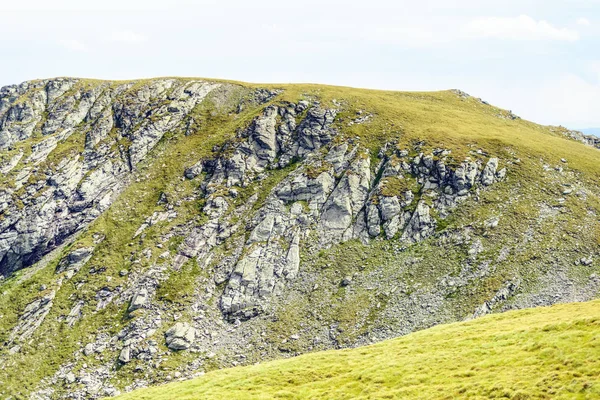 Οροσειρά Fagaras Βραχώδη Πλαγιά Κοντά Paltinu Σέλα Στη Ρουμανία Φωτεινό — Φωτογραφία Αρχείου