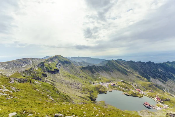 Τοπίο Balea Λίμνη Και Την Οροσειρά Fagaras Ρουμανία Συννεφιασμένο Ουρανό — Φωτογραφία Αρχείου