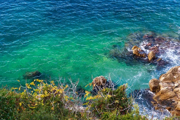 Tydlig Havet Med Klippor Och Gröna Och Blå Vatten Nice — Stockfoto