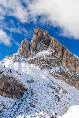 Beyaz güneş ışığı ve kar İtalya ile büyülü dolomites Dağları