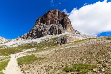 Yol ve kar İtalya, tırmanma insanlar ile büyülü dolomites Dağları