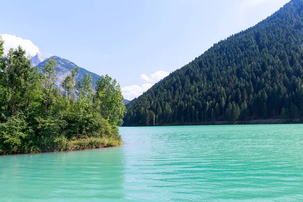 Yeşil göl ve orman santa caterina ve auronzo di cadore İtalya içinde