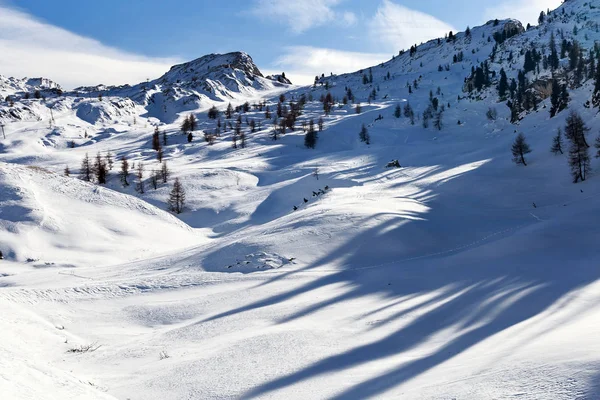Beyaz güneş ışığı ve kar İtalya ile büyülü dolomites Dağları