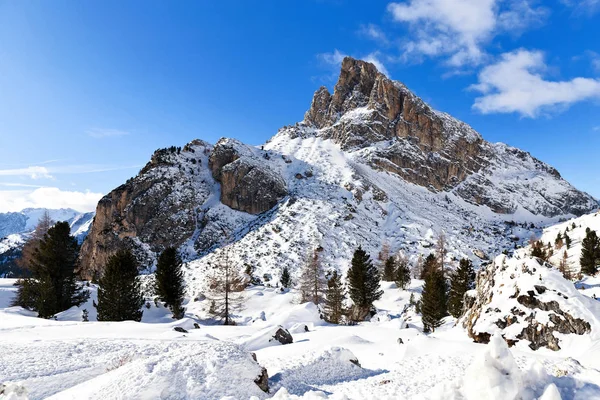 白い日光とイタリアで雪魔法ドロミテの山々 — ストック写真