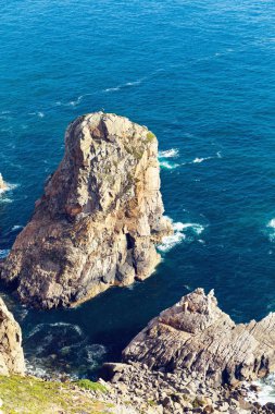 Cabo da Roca kayalar ve Portekiz, Avrupa'nın en batıdaki nokta mavi deniz