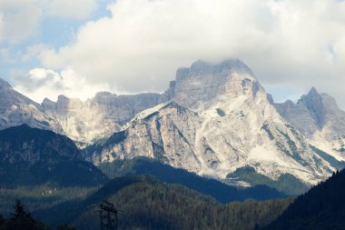 İtalya, bulutlar ve orman beyaz güneş ışığı ile büyülü dolomites Dağları