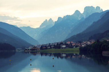 Val Gardena göl ve dağların South Tyrol, İtalya