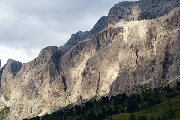 Talya Yeşil Orman Beyaz Güneş Işığı Ile Büyülü Dolomites Dağları — Stok fotoğraf