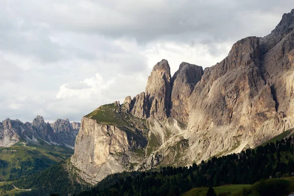 イタリア 緑の森の白い光と魔法のドロミテの山々 — ストック写真