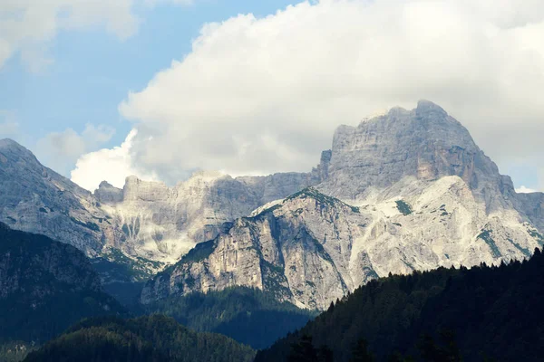 イタリア 雲と森で白い太陽光で魔法ドロミテの山々 — ストック写真