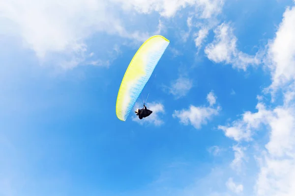 Mann Mit Gelbem Fallschirm Über Blauem Himmel Und Wolken Portugal — Stockfoto