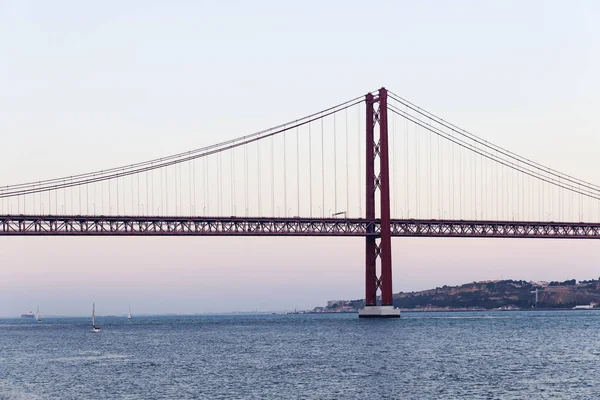 夕暮れ時 ポルトガル リスボンの Abril 鋼架け橋 — ストック写真