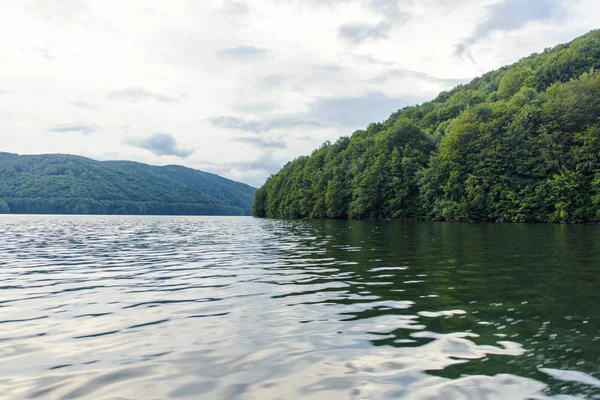 Fagaras Gebergte Van Vidraru Lake Heldere Blauwe Hemel Met Wolken — Stockfoto