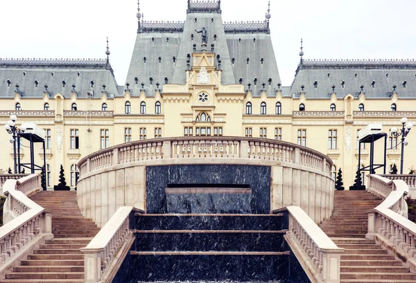 Het Paleis Van Cultuur Iasi Met Trappen Roemenië — Stockfoto