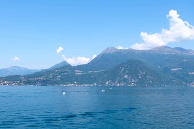 Gemilerde su ile Como Gölü. Panoramik çekim. Dağlar ve mavi gökyüzü. Bellagio, İtalya