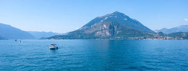 Lago Como Con Barcos Agua Montañas Cielo Azul Bellagio Italia —  Fotos de Stock