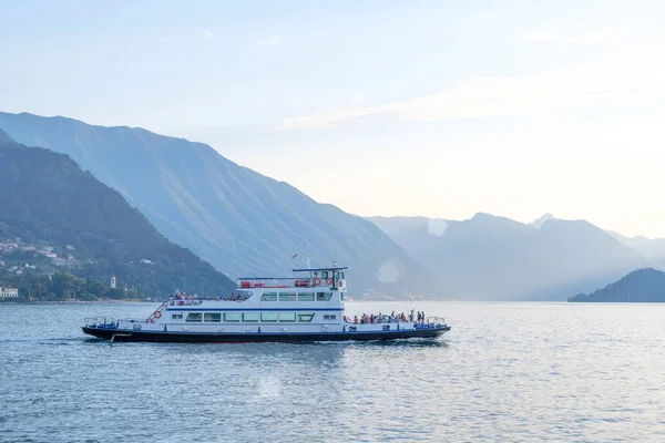 Comói Hajó Víz Hegyek Kék Bellagio Olaszország — Stock Fotó