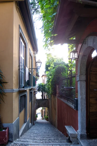 Rua Estreita Com Lojas Nas Laterais Montanhas Sol Brilhando Fundo — Fotografia de Stock