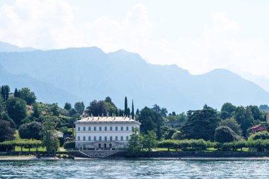 Zengin Villa ve gün ışığından yararlanma, Como Gölü kıyısındaki diğer binalar. Arka planda dağlar. Menaggio, İtalya