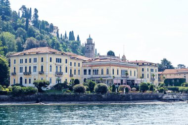 Su, lombardy bellagio, İtalya ile yan görünümden göl kenarında Villa