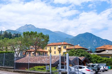 Menaggio beldesi Dağları arka plan üzerinde. Bulutlu gökyüzü. İtalya güzellikleri