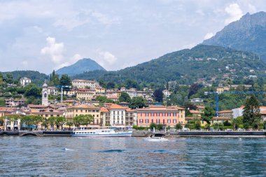 Menaggio kasaba Como Gölü kıyısında. Arka planda dağlar. İtalya güzellikleri
