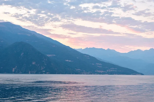 Lago Como Con Montagne Tramonto Nuvole Cielo Luce Calda Che — Foto Stock