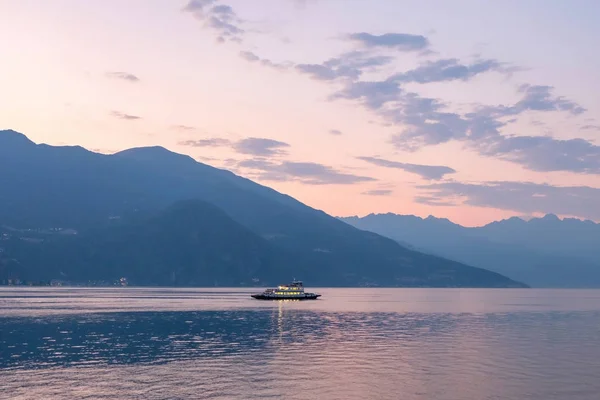 Lago Como Con Montagne Tramonto Crociera Traghetto Nuvole Cielo Luce — Foto Stock