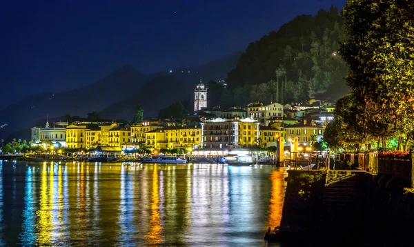 Bellagio Město Noci Světla Zářící Odráží Vodě Hory Pozadí Itálie — Stock fotografie