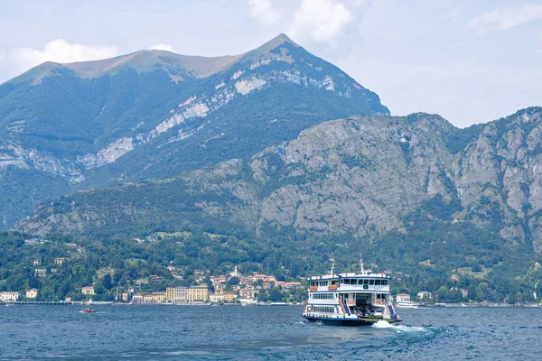 Färjan Cruising Comosjön Till Staden Stranden Berg Bakgrunden Menaggio Italien — Stockfoto