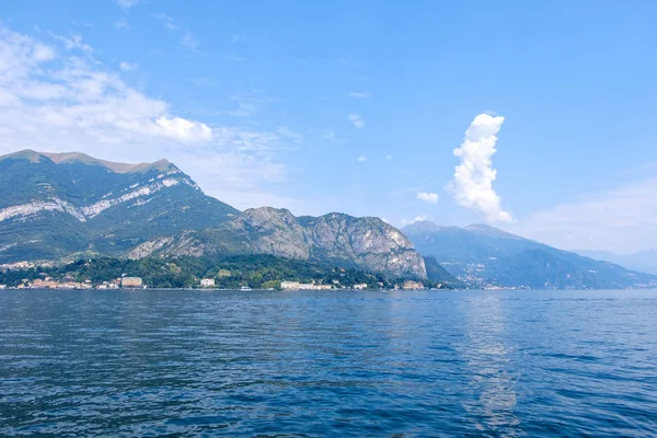 Comosjön Med Berg Och Stadens Byggnader Blå Himmel Bakgrund Bellagio — Stockfoto