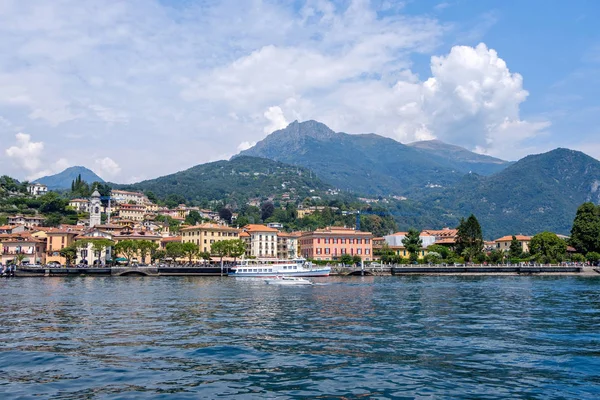 Menaggio Stad Comosjöns Strand Berg Bakgrunden Italien Skönheter — Stockfoto