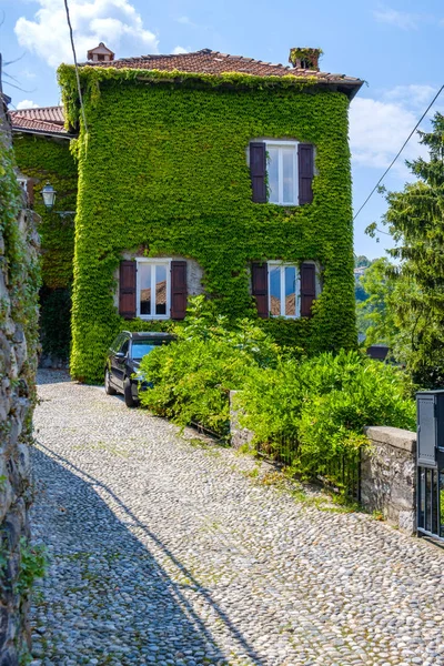 Casa Con Fachada Llena Hojas Verdes Menaggio Town Italia — Foto de Stock