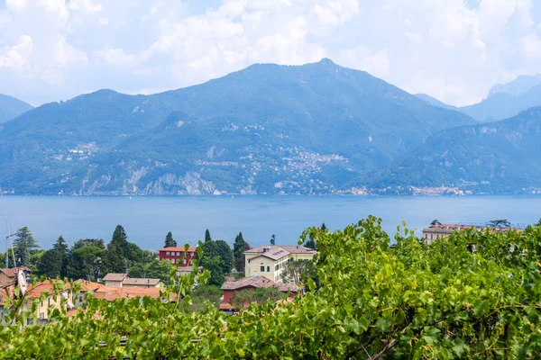 Komské Jezero Hory Pohled Města Menaggio Zatažené Obloze Pozadí Itálie — Stock fotografie